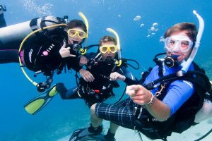 Course-PADI-Scuba-Review-Pool-and-boat_2000x